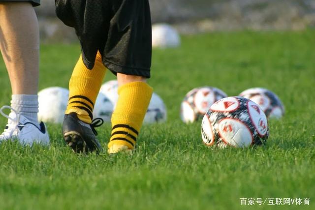记者：费内巴切代表团正与AC米兰谈莱奥交易，后者只接受永久转会